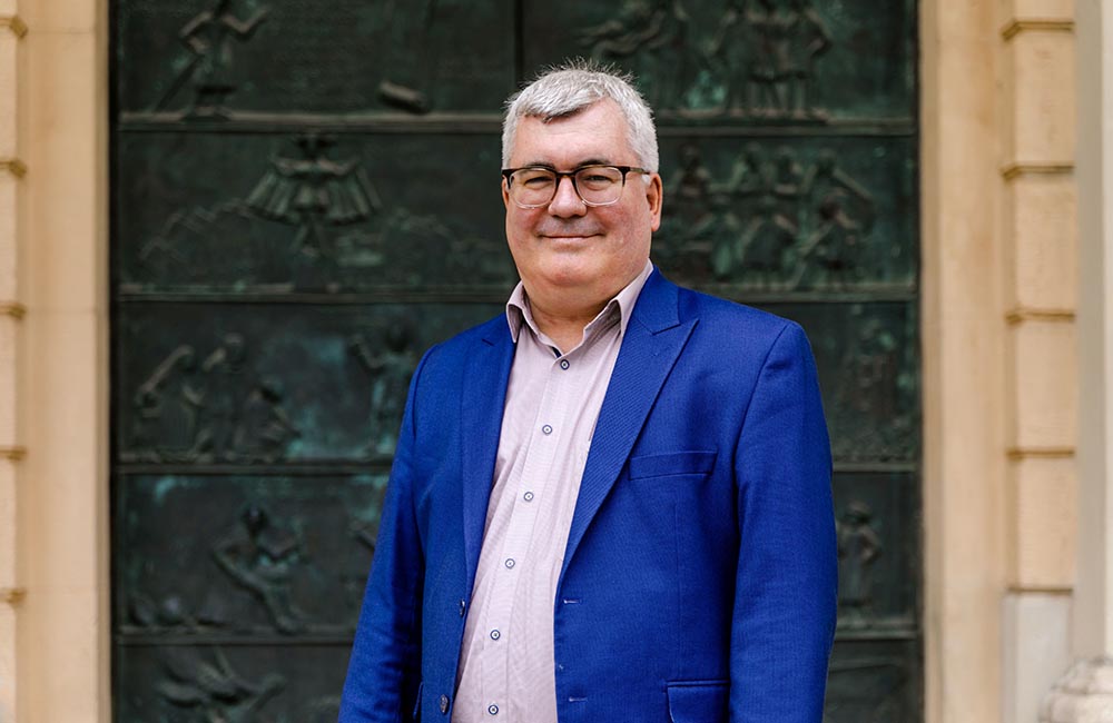 Institutsleiter Prof. Dr. Christian Apfelbacher Institutsleiter Prof. Dr. Christian Apfelbacher